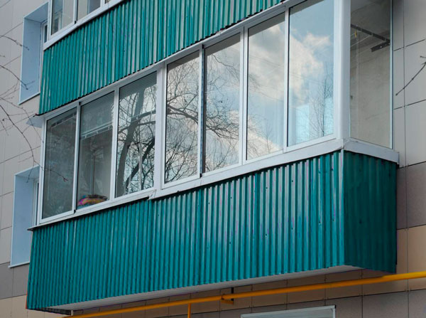 Внешняя обшивка балкона профнастилом. Компания Мастер-Балконов
