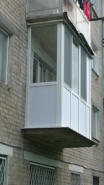 ПВХ-витраж на балкон в хрущевке