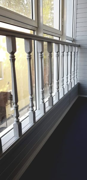 Обшивка балкона горизонтально покраска в бежевый цвет